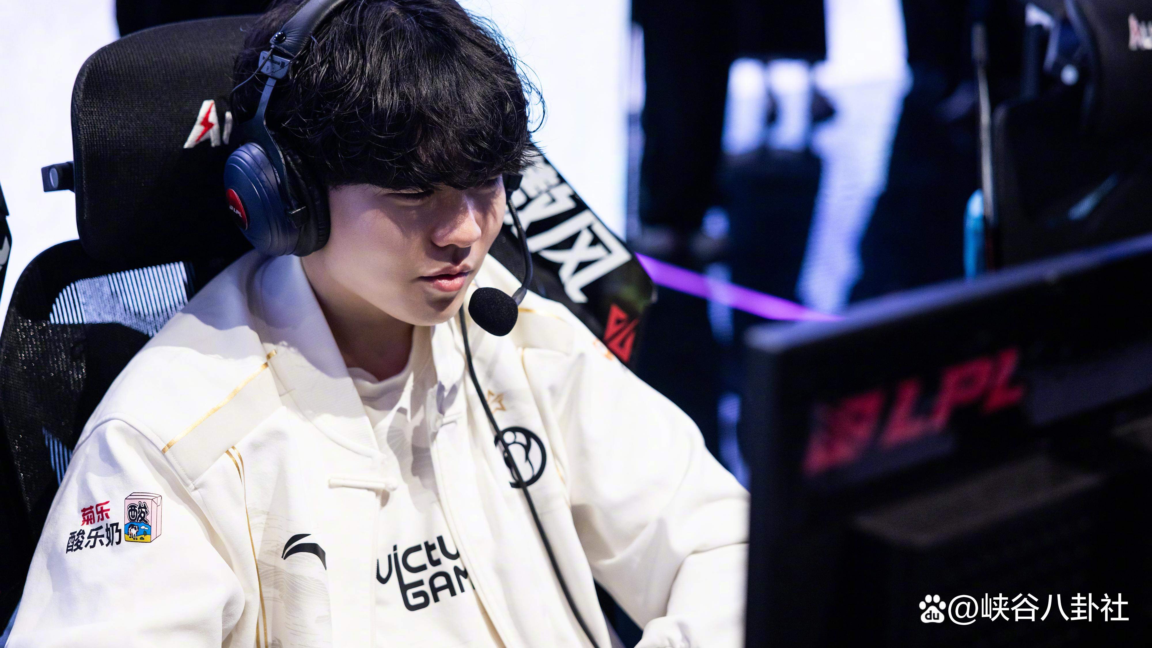 包含Rookie迎来二十赛季出色发挥，IG观众热烈欢呼！全场沸腾不已的词条-开云体育官网